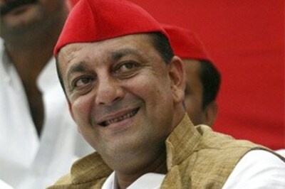 Dutt's clarification: hugs for Maya, kisses for people