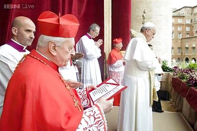Pope, thousands brave rain for Easter in St Peter's Square