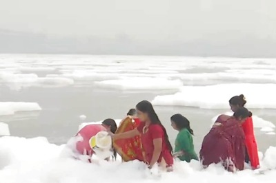 Amid Criticism, Delhi Govt Deploys Boats to Remove Froth from Yamuna with Ropes