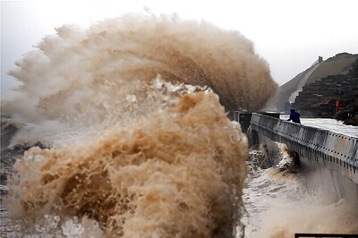 Monster waves slam into southwestern coast of Britain