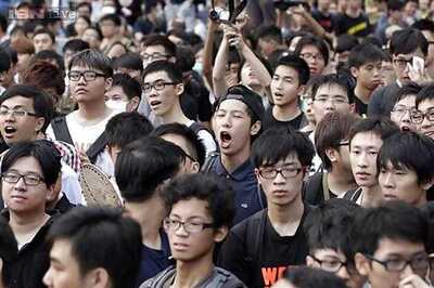 Hong Kong student protesters agree to talks but leader refuses to quit