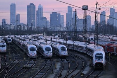 Farmer Blockades, Railway Strikes over Subsidy Cuts Bring German Transport to Near Standstill