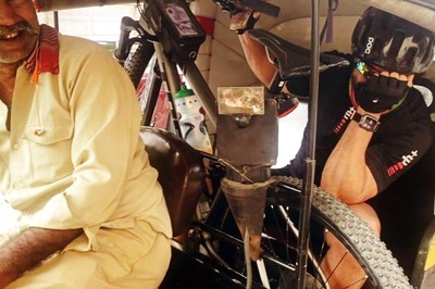 Farhan Akhtar's Sunday Cycle Ride Cut Short by Punctured Tyres, Takes an Auto Rickshaw to Get Home