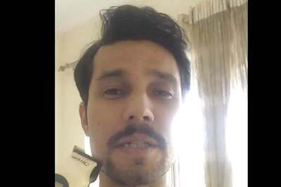 Watch: Randeep Hooda gets rid of 'Sarbjit' look, shaves off moustache
