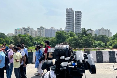 Peepli Live Moment? Sea of Cameras Positioned to Capture Noida's Supertech Twin Tower Demolition