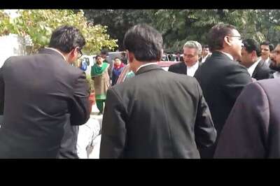 Lawyers attack JNU students, journalists in Patiala House court premises