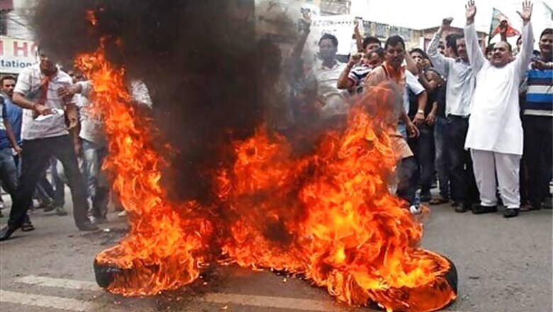 Curfew continues in 8 Jammu districts, 11 including separatist leader arrested
