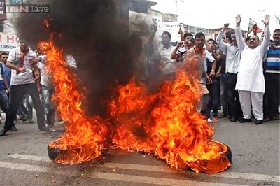 Curfew continues in 8 Jammu districts, 11 including separatist leader arrested