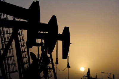 Oil Prices Jump after US Stockpiles Grow Less than Feared, Output Cuts Kick in