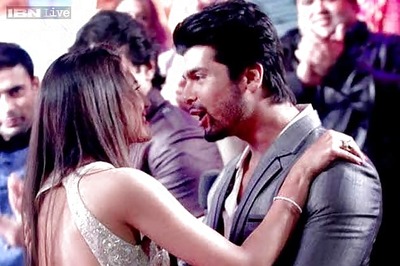 Proud boyfriend Kushal plants a kiss on Gauahar's forehead after BB7 victory