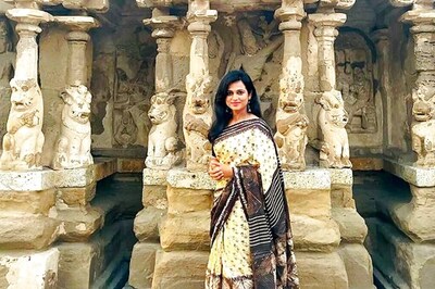 Actress Ramya Pandian Visits Kailasanathar Temple In Kanchipuram, See Pics
