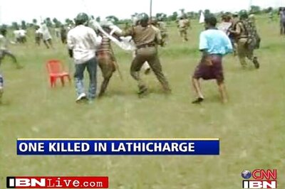 Andhra protester dies in police-farmer clash