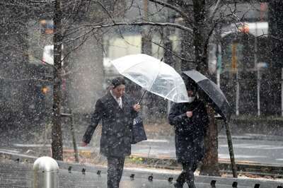 Heavy Snow Hits Tokyo Area, Halting Trains and Grounding More Than 100 Flights
