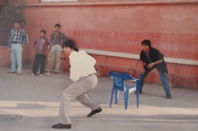 Akshay Kumar and Shah Rukh Khan Play Cricket in This Unseen BTS Photo