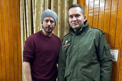 Shah Rukh Khan Sports Red Teeka As He Poses With Fans In Viral Pic From Vaishno Devi